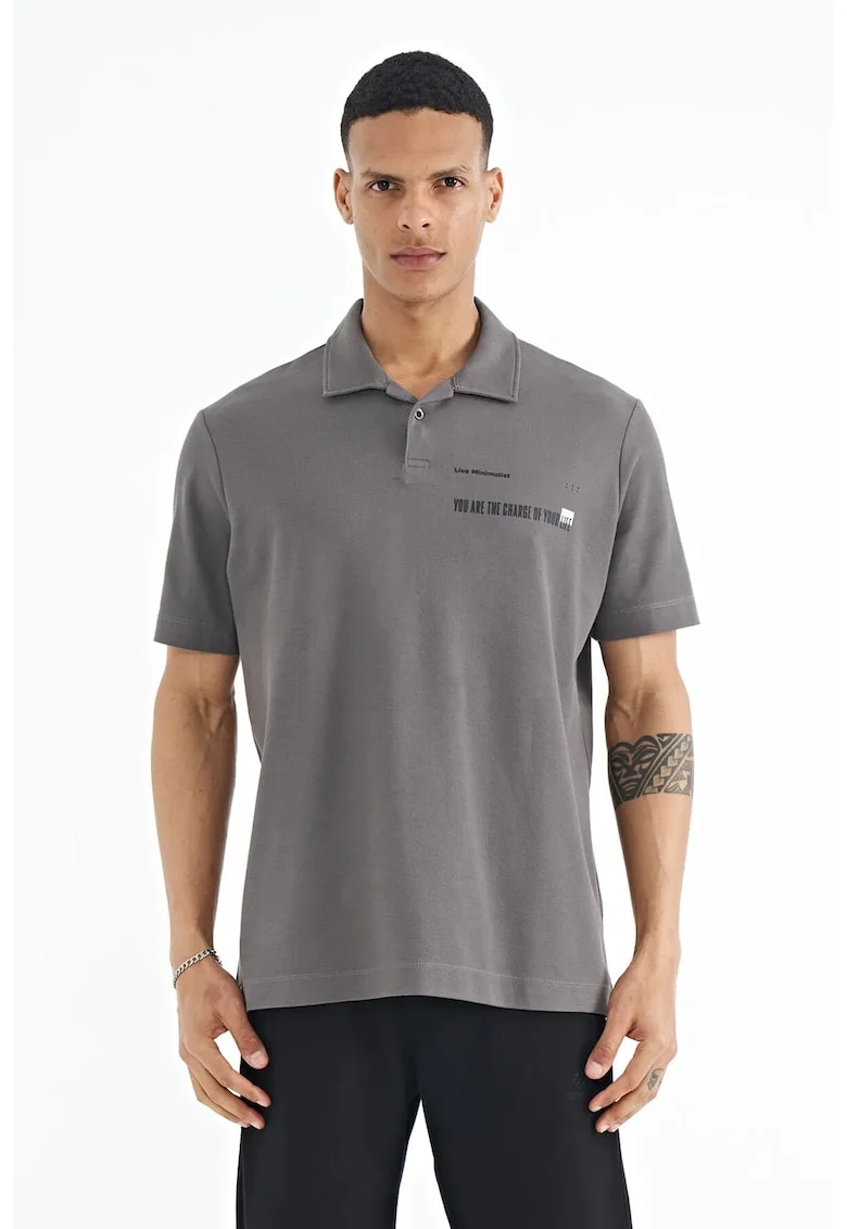 Tricou Polo  barbati, gri antracit, 100% bumbac, cu imprimeu text
