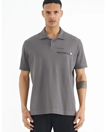 Tricou Polo  barbati, gri antracit, 100% bumbac, cu imprimeu text