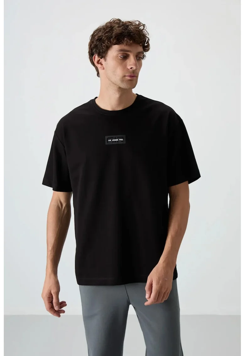 Tricou supradimensionat,  negru, bumbac si poliester, cu imprimeu logo si detaliu patch