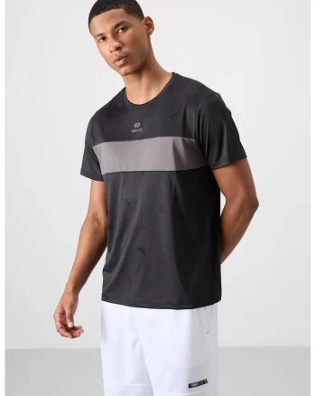 Tricou  barbati, 100% poliester, cu guler rotund si blocuri de culoare