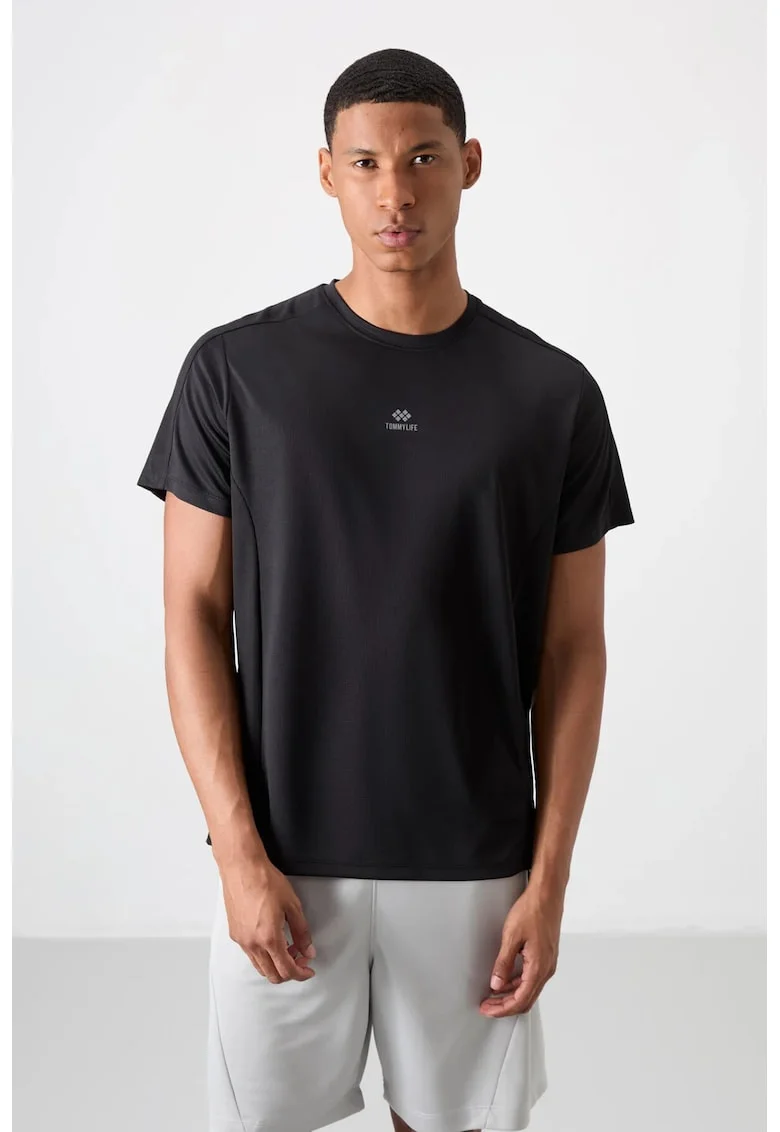 Tricou barbatesc,  croiala regular, guler rotund, maneci scurte, culoare negru, poliester