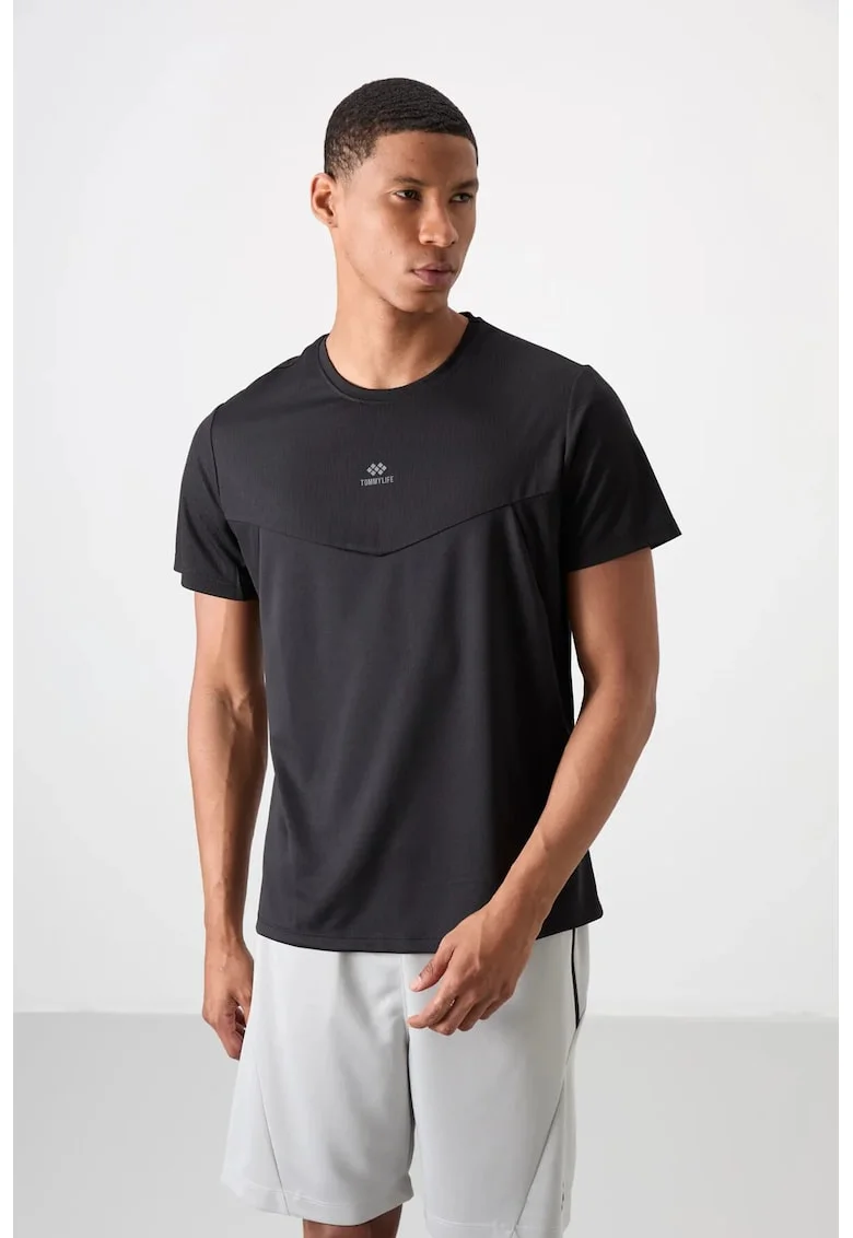 Tricou barbati,  negru, din poliester, cu guler rotund, cu panouri