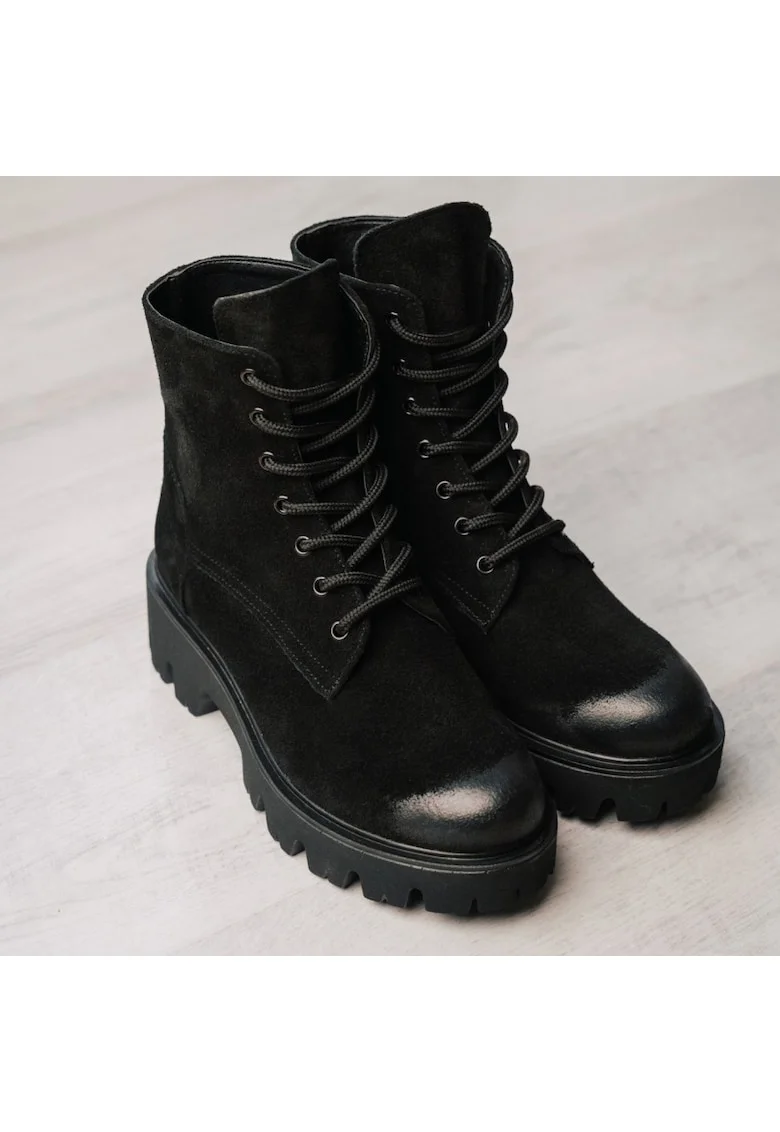 Bocanci din piele intoarsa, cu siret Classic, Negru