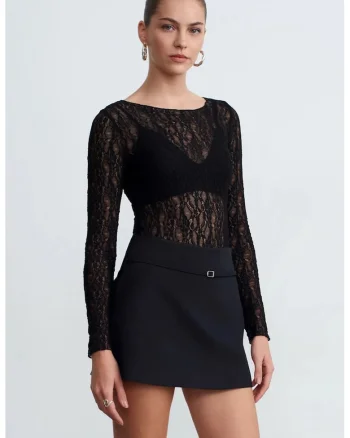Bluza dama  eleganta, cu guler barca, detalii decupate, neagra, dantela