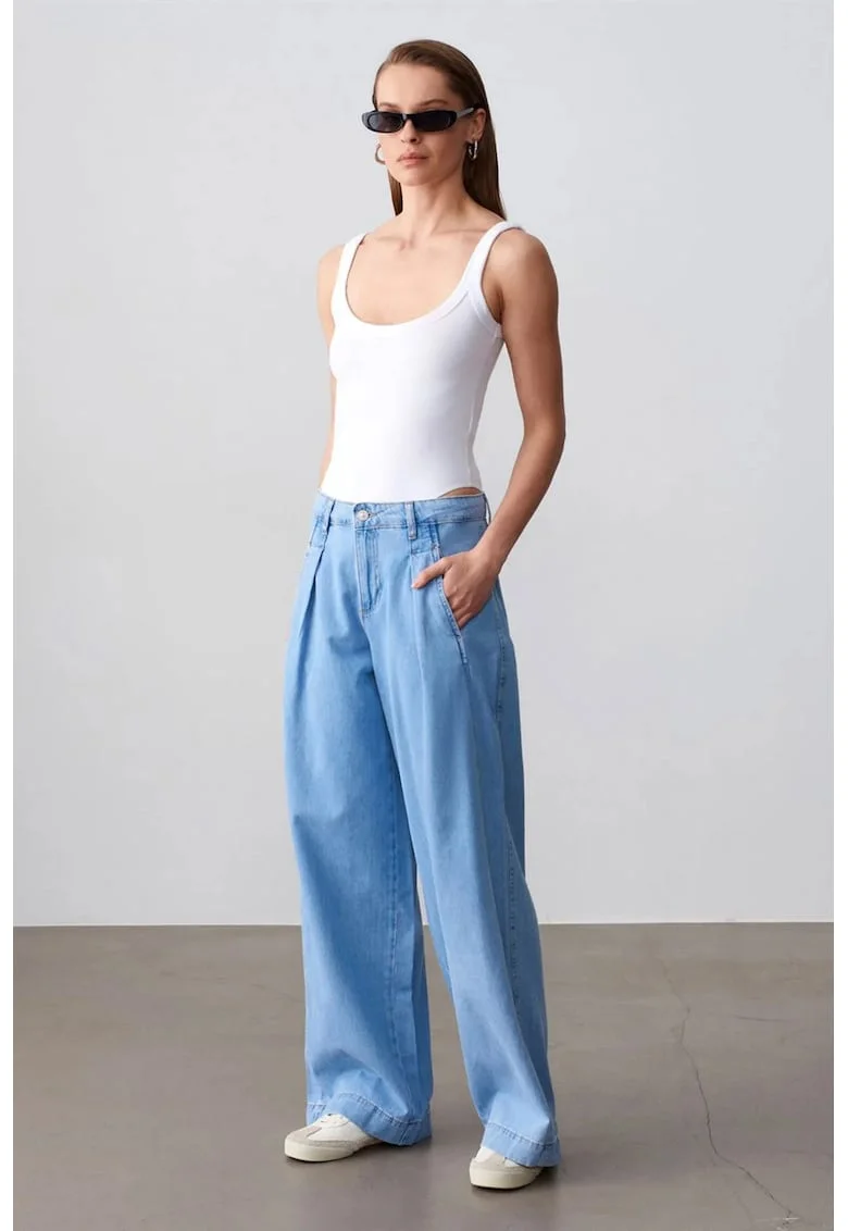 Blugi dama,  talie inalta, croiala larga, denim albastru deschis-mediu