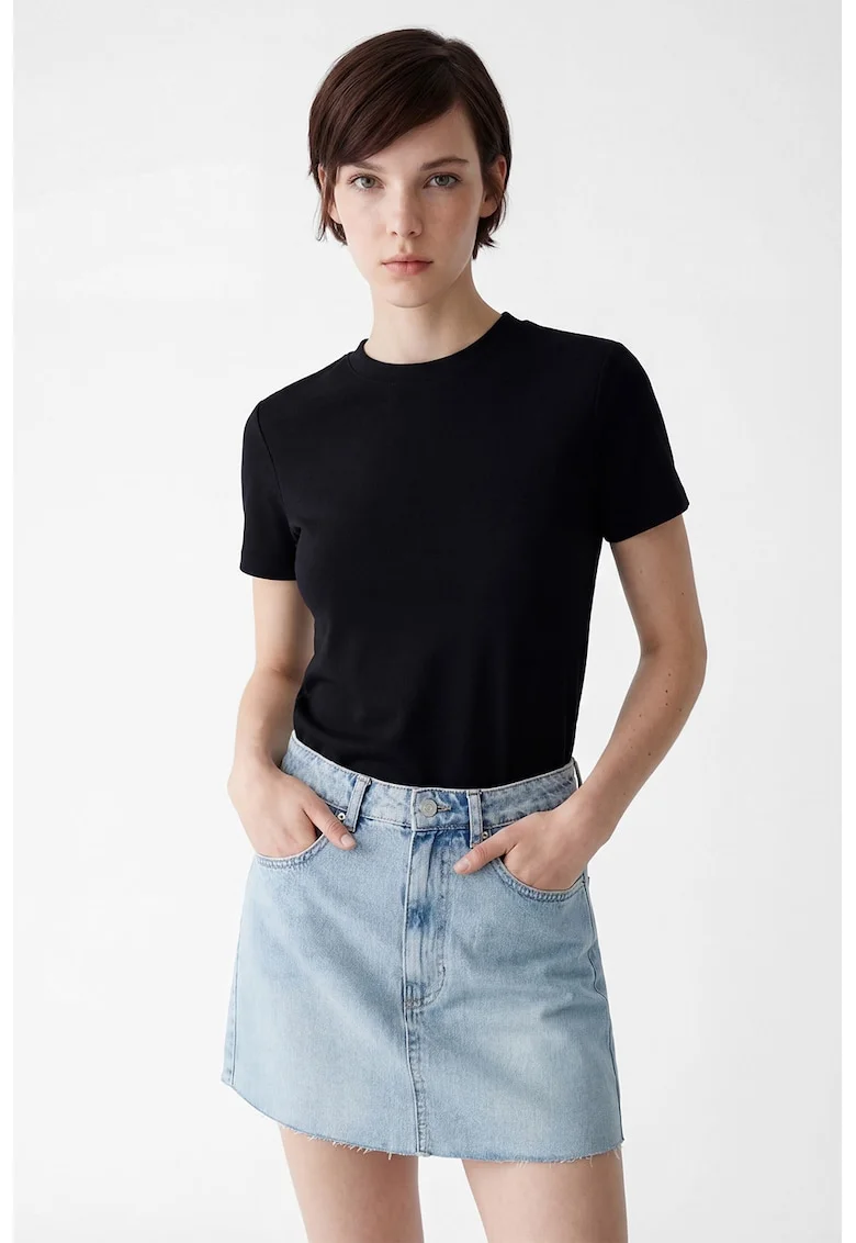 Tricou slim fit cu decolteu la baza gatului, Negru