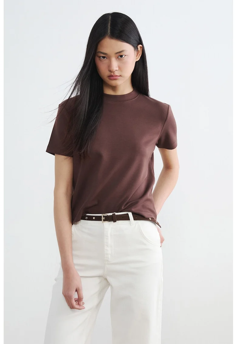 Tricou slim fit cu decolteu la baza gatului, Maro