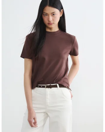 Tricou slim fit cu decolteu la baza gatului, Maro