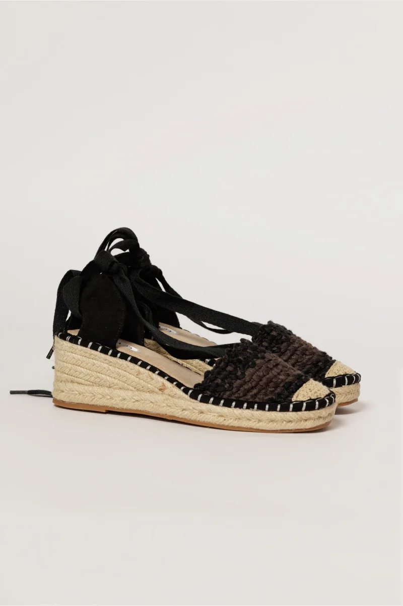 Sandale casual bej cu insertii negre si talpa din iuta impletita