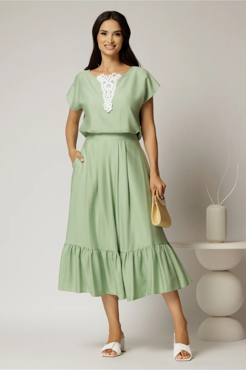 Compleu verde fistic de vara din rayon din fusta si bluza cu aplicatie pe bust