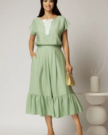 Compleu verde fistic de vara din rayon din fusta si bluza cu aplicatie pe bust