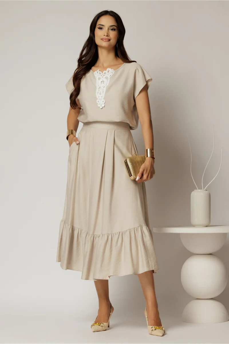 Compleu bej de vara din rayon din fusta si bluza cu aplicatie pe bust