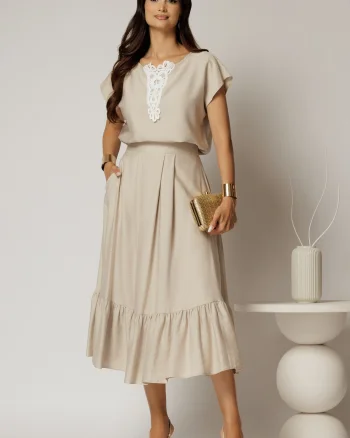 Compleu bej de vara din rayon din fusta si bluza cu aplicatie pe bust
