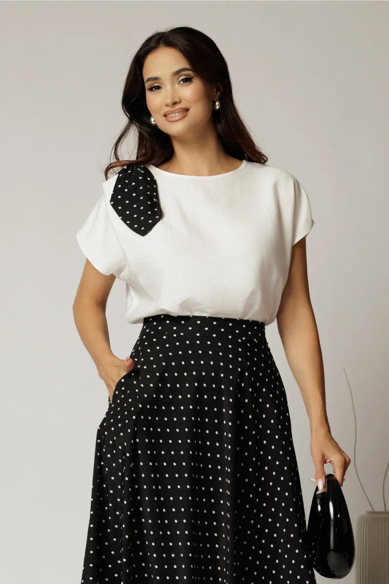 Bluza alba din rayon cu funda neagra cu buline