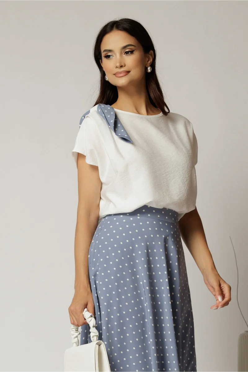Bluza alba din rayon cu funda bleu cu buline
