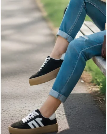 Pantofi dama  din piele intoarsa neagra accesorizati cu blanita