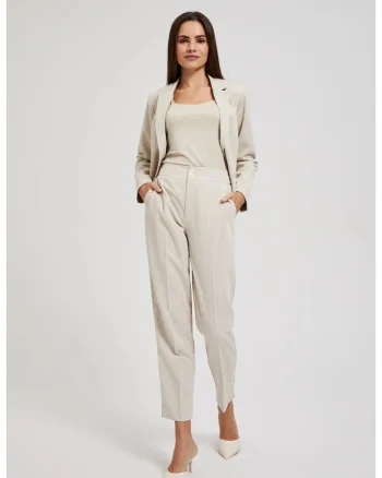 Pantaloni bej, Bej