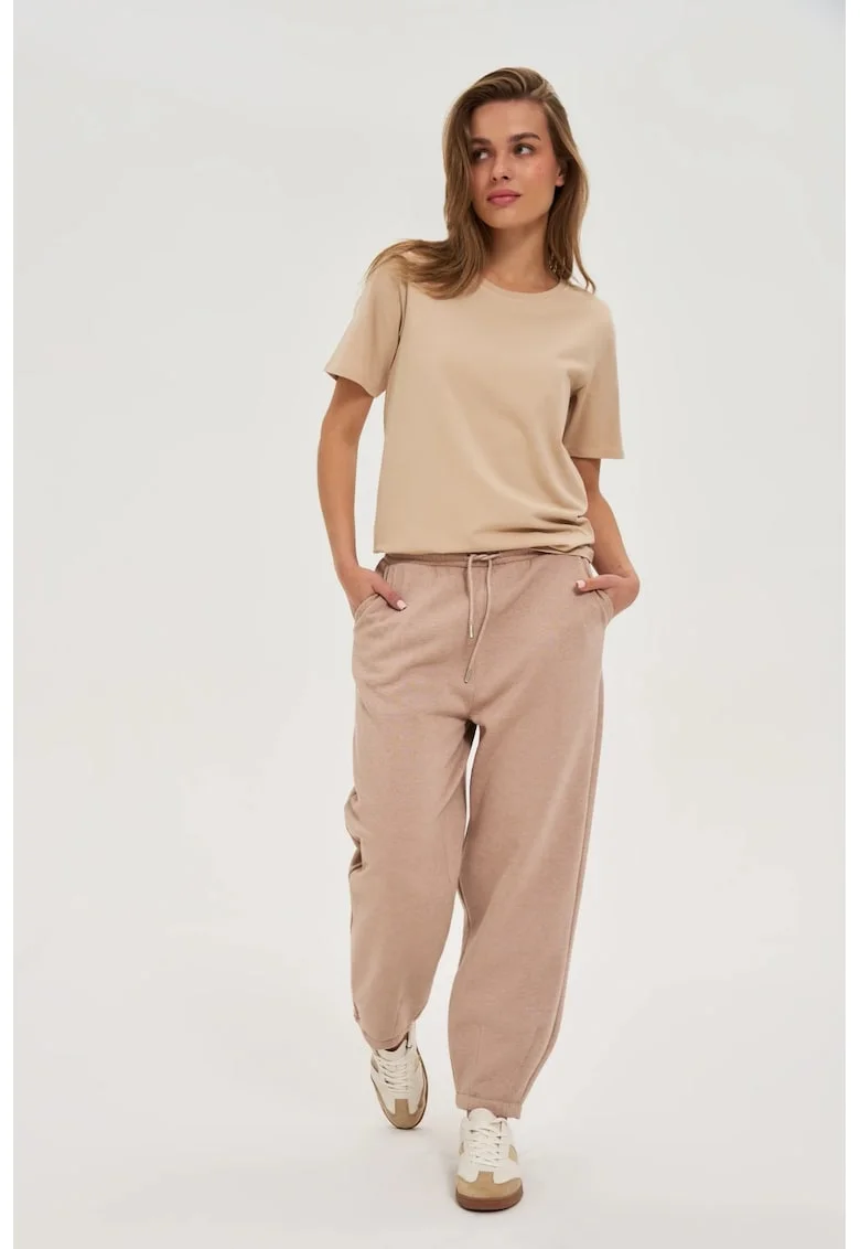 Pantaloni de training bej, Maro