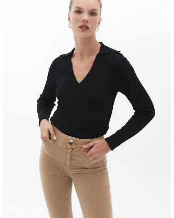 Pulover cu guler cu deschidere ampla, Negru