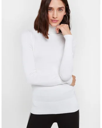 Pulover slim fit cu guler inalt, Alb