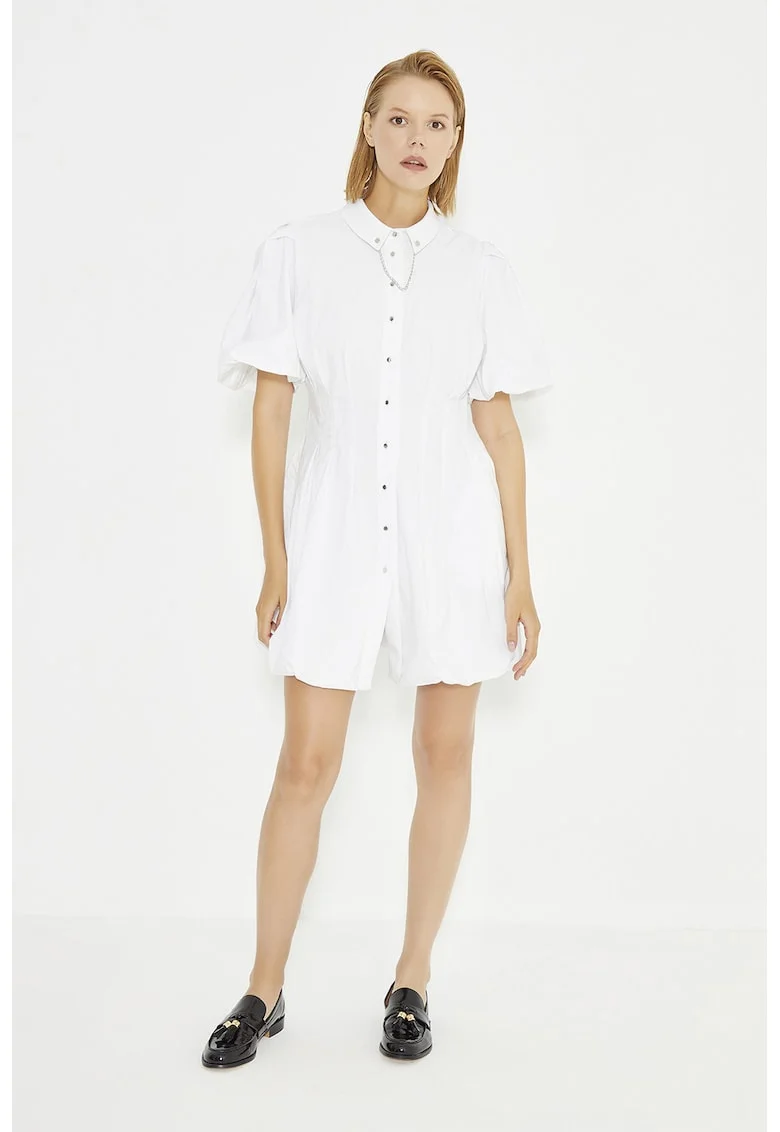 Rochie-camasa cu buzunare laterale si lant decorativ, Alb optic