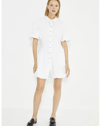 Rochie-camasa cu buzunare laterale si lant decorativ, Alb optic