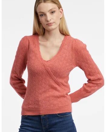 Pulover cu decolteu in V si model cu perforatii, Caramiziu