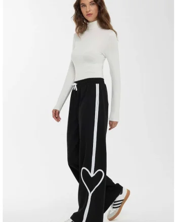Pantaloni de trening cu detaliu inima imprimat