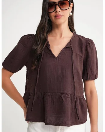 Bluza dama HiCCUP, texturata, cu decolteu rotund, maro, muselina