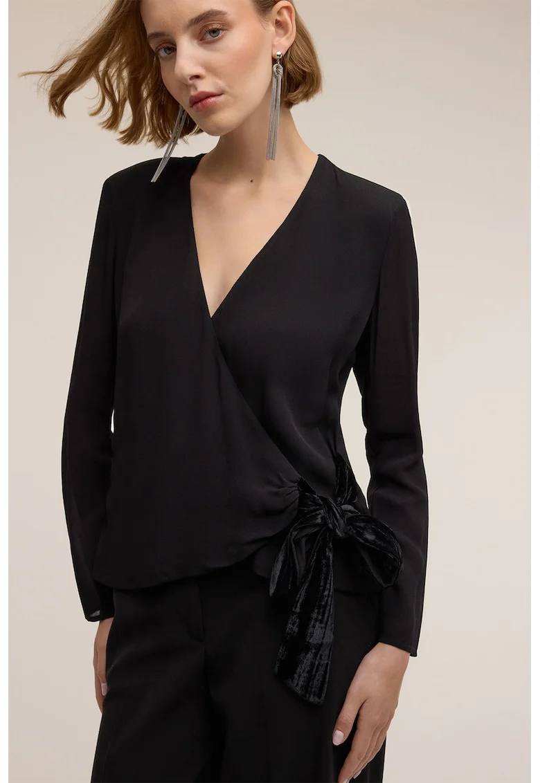 Bluza cu design petrecut si decolteu in V, Negru