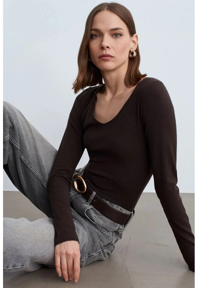 Pulovere dama,  pulover tricotat, decolteu in V, croiala slim, maro cafea, fara inchidere,