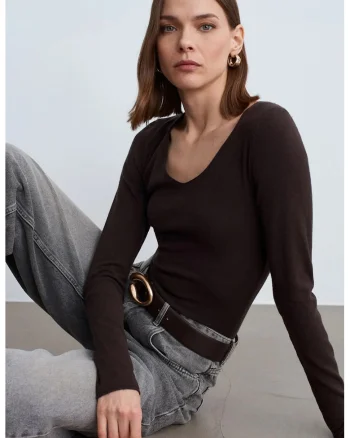 Pulovere dama,  pulover tricotat, decolteu in V, croiala slim, maro cafea, fara inchidere,