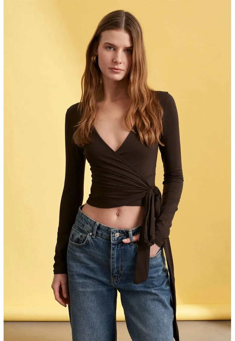 Bluze dama,  bluza scurta, detaliu tip nod, maro cafea, material INTL,