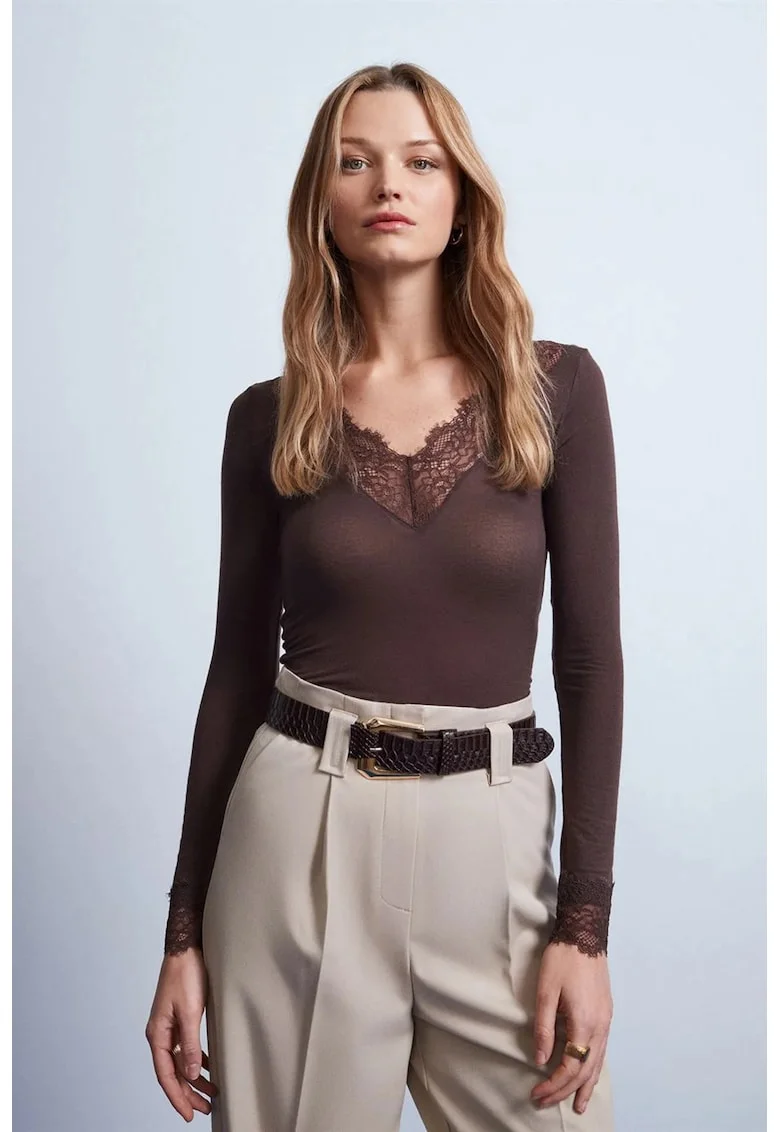 Bluze dama,  Bluza cu decolteu in V, dantela, maro cafea, croiala slim fit