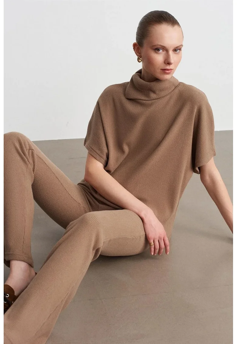 Bluze dama,  bluza cu guler inalt, maneca scurta, maro camel, poliester-viscoza-elastan