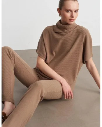Bluze dama,  bluza cu guler inalt, maneca scurta, maro camel, poliester-viscoza-elastan