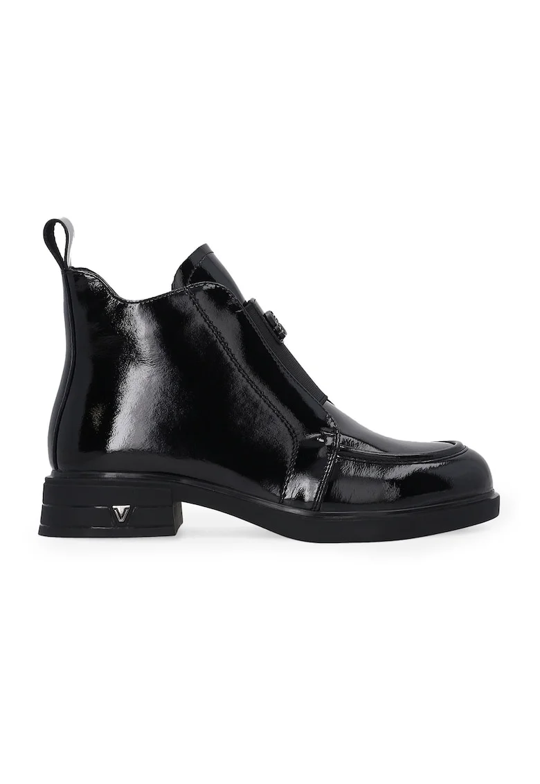 Botine scurte din piele lacuita