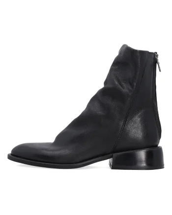 Botine din piele cu fermoar la spate si model uni
