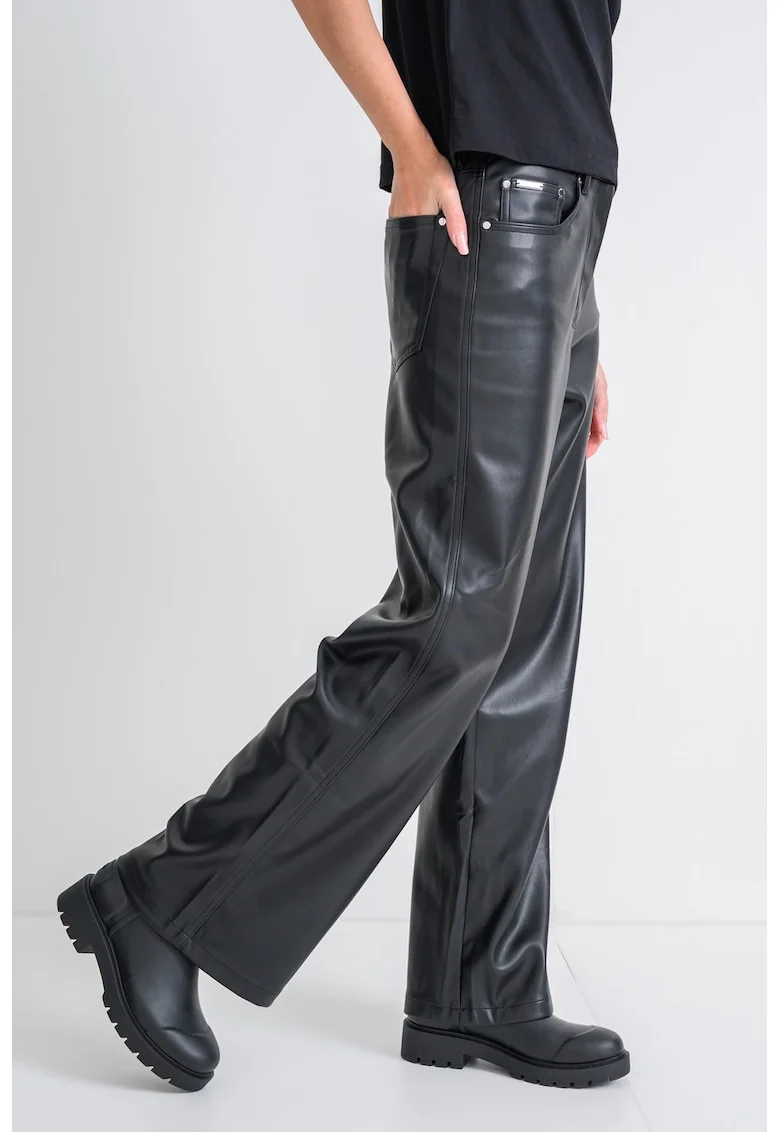 Pantaloni cu croiala dreapta si aspect de piele, Negru
