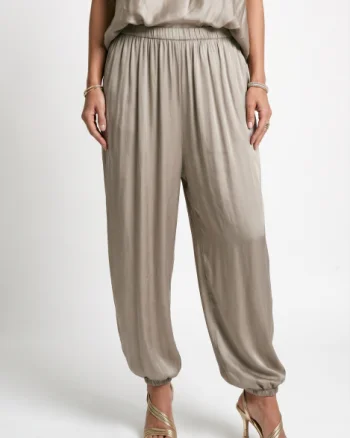Pantaloni din matase si vascoza satinata cu croi lejer si elastic la glezna, bej auriu