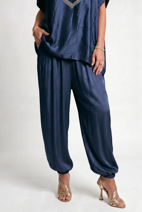 Pantaloni din matase si vascoza satinata cu croi lejer si elastic la glezna, bleumarin