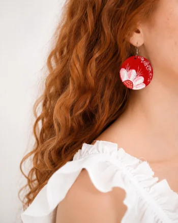 Cercei handmade ,cu crizantema pictata ,din piele naturala