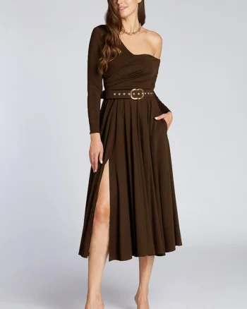 Rochie cu decolteu pe un umar si slit lateral, Maro inchis