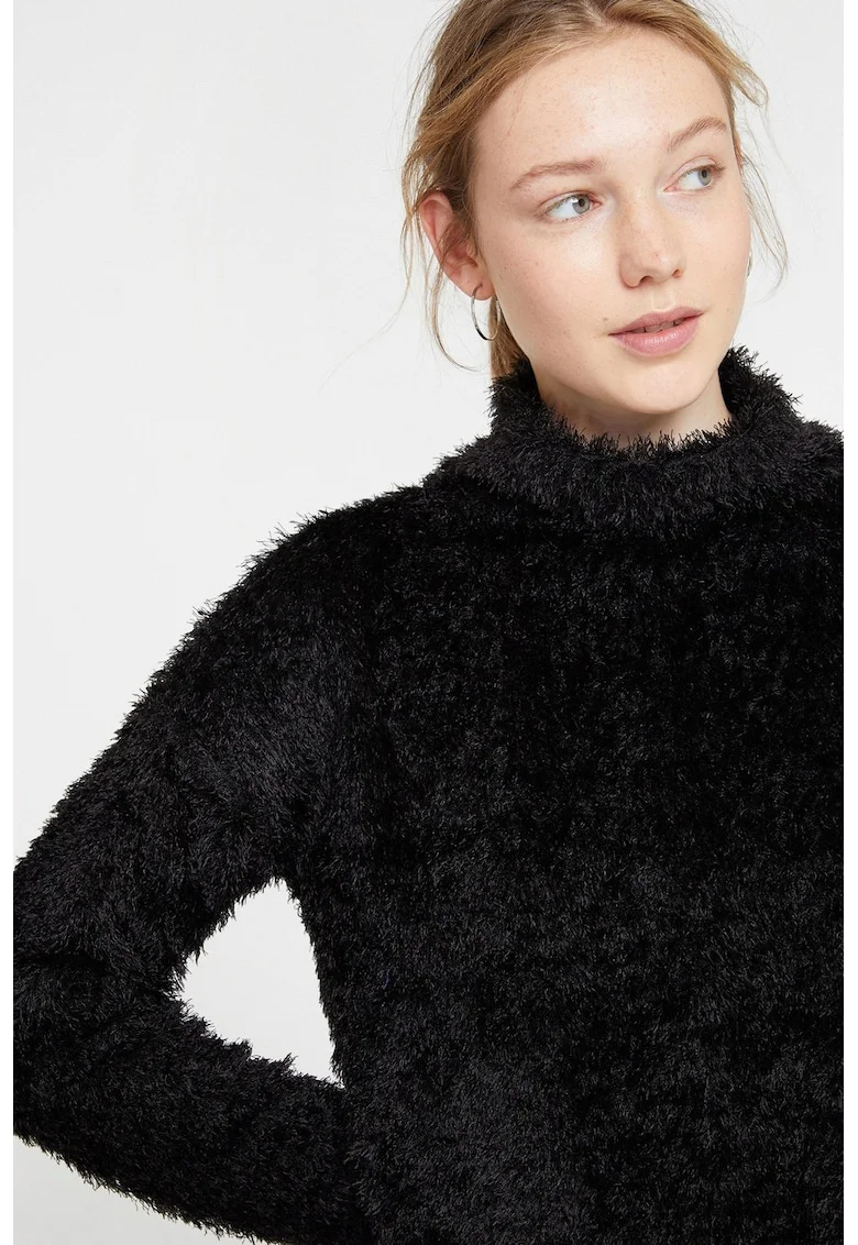 Pulover pufos cu guler scurt, Negru