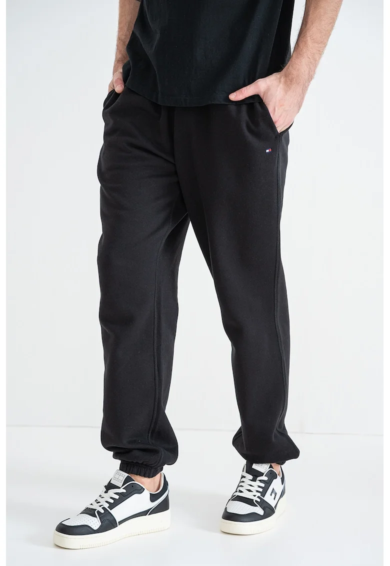 Pantaloni de trening cu croiala regular-fit si buzunare laterale, Negru
