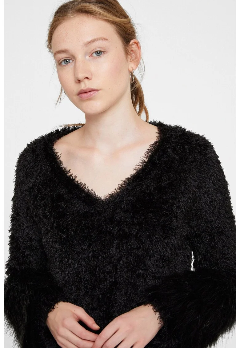 Pulover pufos cu decolteu in V, Negru