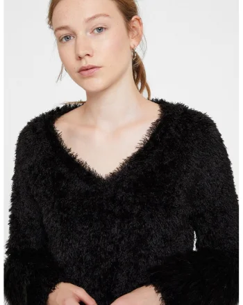 Pulover pufos cu decolteu in V, Negru