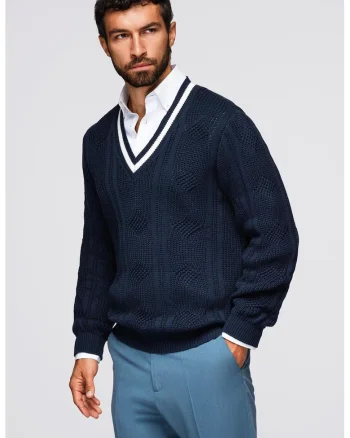 Pulover cu decolteu in V si model torsade, Alb/Bleumarin