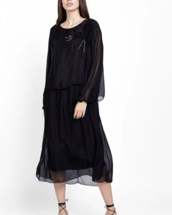 Rochie lunga neagra cu aplicatie floare si detaliu brodat argintiu, din matase si vascoza