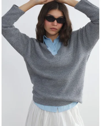 Pulover regular fit cu decolteu in V, Gri melange